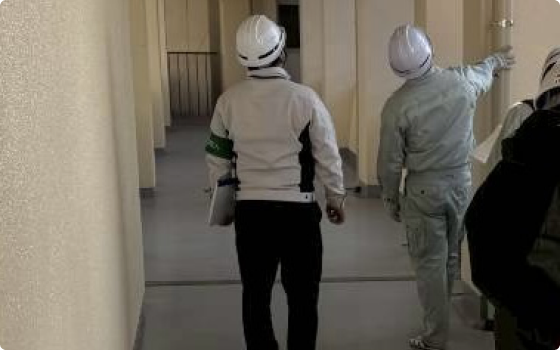 メンテナンス作業を行うスタッフ