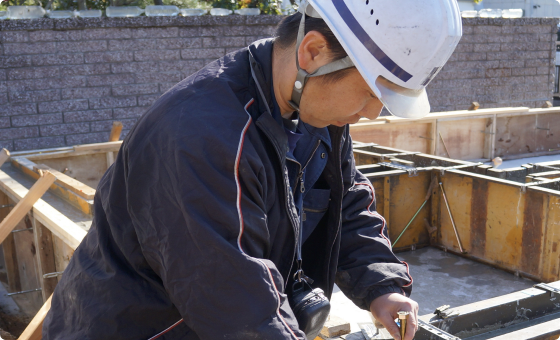 現場を確認する担当者