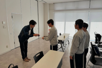 社内で打ち合わせをするスタッフの様子