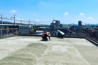 屋上で施工作業をするスタッフの様子